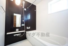 1日の疲れを癒すくつろぎのバスルーム。足を伸ばしてもゆったりと入れるサイズです。お子様と一緒にお風呂に入っても狭くないですね＾＾
