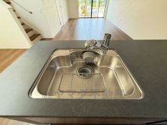 広々とした凸型シンクに洗剤ポケットを標準装備。大きなお鍋など洗いやすいです。
