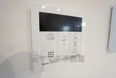 同仕様写真。ボタン1つでらくらく操作できる給湯器リモコン。