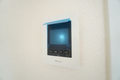 防犯性、セキュリティ対策に安心できるテレビモニター付きインターフォンです。セールスマン対策にもなり安心できます。