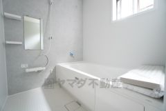 1日の疲れを癒すくつろぎのバスルーム。足を伸ばしてもゆったりと入れるサイズです。お子様と一緒にお風呂に入っても狭くないですね＾＾