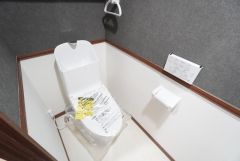 ウォシュレット、暖房便座、節電・節水機能など、使い勝手のよい高機能トイレです。 上部には収納棚が付いています＾＾