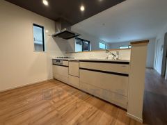 対面式キッチンなのでリビングにいるご家族とコミュニケーションを取りながら洗い物や、お料理が楽しめそうですね＾＾