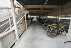 アプローチからの動線が良く、毎日の自転車の出し入れもスムーズに行えます＾＾日々の通勤・通学を快適にサポート。
