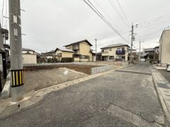 前面道路。東側約5ｍ市道。 スーパー、コンビニ、ドラッグストアまで車7分（1.4ｋｍ）圏内＾＾周辺環境充実しています＾＾