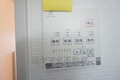 浴室暖房乾燥機には、暖房、乾燥、涼風、換気の4つの機能が付いています。タイマー付きです。