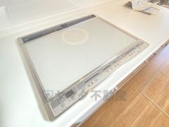 お手入れのしやすいIHクッキングヒーターです。3口コンロなので、効率よくお料理が楽しめます。毎日のお料理も楽しくなりますね＾＾