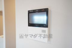 防犯はもちろん、セールスマン対策にもなるモニター付きインターホンです。 来訪者の顔が見えるので安心ですね＾＾