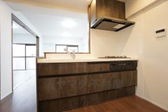 カウンターキッチンで、ご家族と会話をしながら調理ができます。