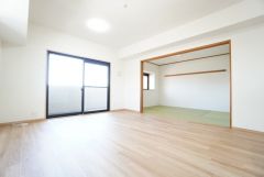大きな窓のあるリビングは、陽光あふれる明るい空間です。居心地良く、ご家族皆がゆったり寛げる憩いの空間となりそうです。