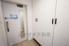 ご家族の靴をスッキリと片付けられるシューズボックス付きの玄関。