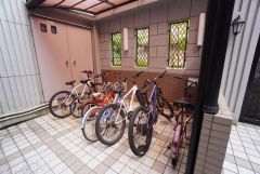 敷地内駐輪場有。通学や通勤に気軽に自転車を利用できます＾＾