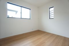 2面採光を確保した明るい室内は、風通しも良く、大変居心地の良い空間となっております。日当たりがよく、子供部屋としての利用もおすすめ。
