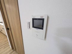 防犯はもちろん、セールスマン対策にもなるモニター付きインターホンです。お子さん1人での留守番時にも活躍しそうです。