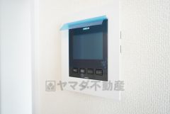 防犯性もばっちり、TVモニター付きインターフォン完備。大きなモニターで玄関先を確認できます。録画機能が付いているので不在時の訪問者も確認できて安心です^^