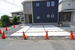 カースペースは停めやすい並列駐車2台付きです。 ご夫婦で一台ずつ所有できます。 敷地面積広々55坪以上。
