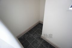 玄関にはシューズクローク付き。ご家族全員分の靴からベビーカーやゴルフバッグなどもしっかり収納できます＾＾