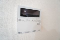 キッチン横からお湯張り、追い炊き、足し湯がボタン一つで楽々操作できる給湯機リモコンです。忙しい夕飯準備の時間帯に重宝しますね。