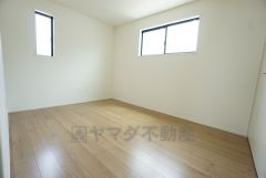 6帖。2面採光を確保した明るい室内は、風通しも良く、大変居心地の良い空間となっております。日当たりがよく、子供部屋としての利用もおすすめ。