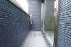 陽当たりの良いバルコニーです。お洗濯やお布団干しはもちろん、日光浴スペースにも＾＾足元は防水工事施工済です。