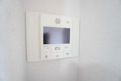 防犯性、セキュリティ対策に安心できるテレビモニター付きインターフォンです。セールスマン対策にもなり安心できます。