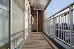 南西向きで陽当たりの良いバルコニーです。お洗濯やお布団干しはもちろん、日光浴スペースにも＾＾ 天気のいい日にはお布団もまとめて干せそうですね＾＾ 