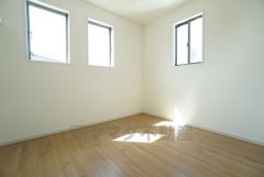 2面採光を確保した明るい室内は、風通しも良く、大変居心地の良い空間となっております。日当たりがよく、子供部屋としての利用もおすすめ。