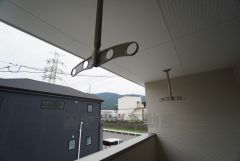 幅広のインナーバルコニーは多少の雨でも洗濯物を守ってくれ、家事を助けてくれること間違いなし。