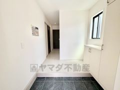 たっぷり収納できるシューズボックスです。家族全員の靴がきれいに整頓できます。棚の上にお花や写真を飾っても良いですね＾＾