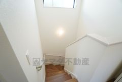 お子様も高齢の方も安心して上り下りができる手摺がついた安心設計です。 階段には小窓を配置しました。日中でも暗くなりがちな階段下が明るくなり安全ですね。