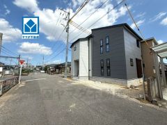前面道路は北西が約6ｍの公道に面しています。