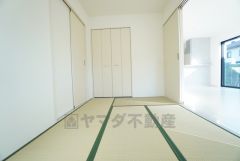 リビング隣には、ホッとできる和室を用意。客間としてはもちろん、お子様のお昼寝スペースや書斎としても活躍してくれそうです＾＾