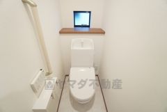 1階2階の2ヶ所にトイレがありますので、忙しい朝にも家族に気を使わず、ゆとりが生まれますね＾＾ 小窓付きで換気する時に便利です＾＾