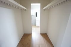 洗面室横には居室から独立したファミリークローゼット付き。ご家族の衣類や荷物をまとめて収納できます＾＾適切な場所に配置することで生活動線を短くし、家事効率も高まりますね＾＾