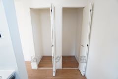 リビングには収納＆パントリーが設けられています。物が沢山集まりがちなリビングに収納スペースがあると便利ですね＾＾