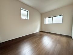 2面採光を確保した明るい室内は、風通しも良く、大変居心地の良い空間となっております。日当たりがよく、子供部屋としての利用もおすすめ。