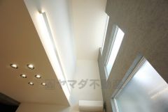 リビング上部は吹抜けとなっています＾＾天井まで見渡すことが可能であるため視線の抜けが良く、実際の部屋の広さよりも広く感じます＾＾