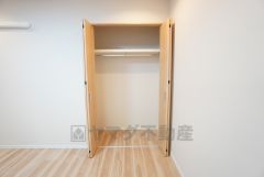 洋室にはハンガーパイプ付きのクローゼットが設けられています。たっぷり収納できるので衣替えの心配もいりませんね＾＾