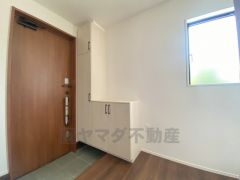 採光も考えられた明るい玄関です。シューズボックス付きなので、家族全員の靴がきれいに整頓できます。