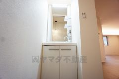 1階お手洗い前に洗面台があります＾＾メインの水回りは2階に＾＾