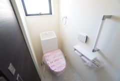 1階2階の2ヶ所にトイレがありますので、忙しい朝にも家族に気を使わず、ゆとりが生まれますね＾＾ 小窓付きで換気する時に便利です＾＾