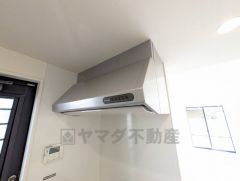 コンロ上には換気扇完備＾＾すぐ横に小窓が設けられているので、換気扇と合わせてWで換気できます＾＾