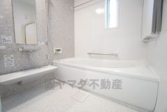 1日の疲れを癒すくつろぎのバスルーム。足を伸ばしてもゆったりと入れるサイズです。お子様と一緒にお風呂に入っても狭くないですね＾＾