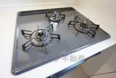 3種類の料理が同時に調理できる、3口ガスコンロ。忙しい夕食の支度時間が短縮できて効率よくお料理が楽しめます。