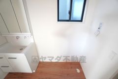 ランドリースペース上部には窓も付いており換気に便利です＾＾