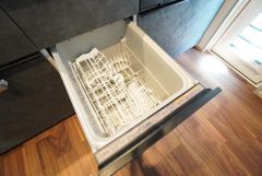 炊事時間を大幅に短縮できる食器洗浄乾燥機付き＾＾食器を洗う手間が減るので家族とのコミュニケーションの時間や自分の時間が増えますね。