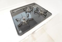 3種類の料理が同時に調理できる、3口ガスコンロ。忙しい夕食の支度時間が短縮できて効率よくお料理が楽しめます。