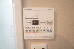雨の日の洗濯も安心できる浴室暖房乾燥機付き浴室。リモコンで操作もボタン1つで簡単。