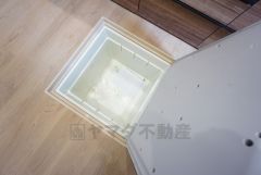 キッチンに床下収納があります。長期保存ができるもの、調理器具、防災グッズを入れておくのもいいですね。