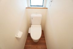 温水洗浄機付トイレです。節水機能もあるので、安心して使えますね。もちろん、1階2階の2ヶ所にトイレがあるので、忙しい朝にもゆとりができますね。